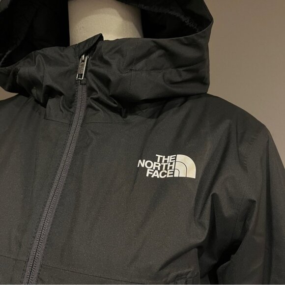 The North Face boys jacket with hood - Picture 2 of 15